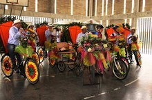 Preparativos para las fiestas del Todo, las bicicletas y las flores