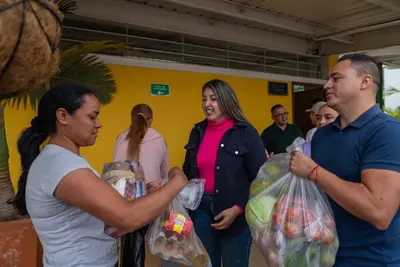 ¡Histórico! Administración municipal de La Ceja entrega 3.700 paquetes alimentarios a los estudiantes beneficiarios del PAE para sus vacaciones.