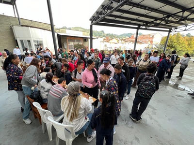 400 niños de La Ceja reciben kits lácteos en jornada educativa