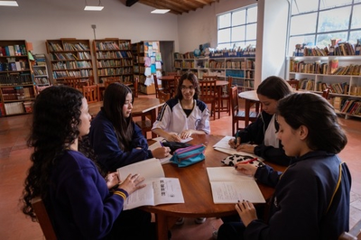 La Ceja entrega pines universitarios a estudiantes para exámenes de admisión